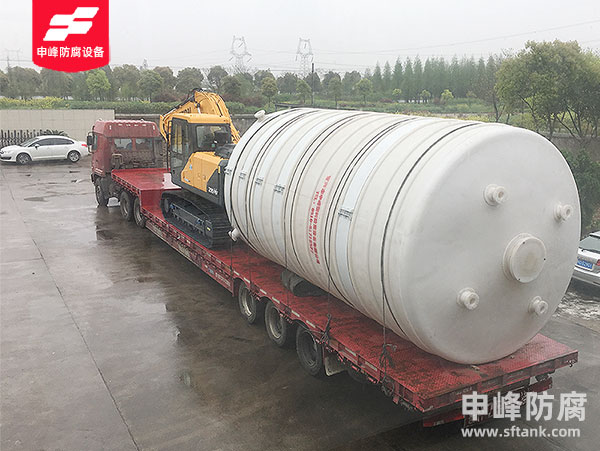 PE储罐发往客户工厂